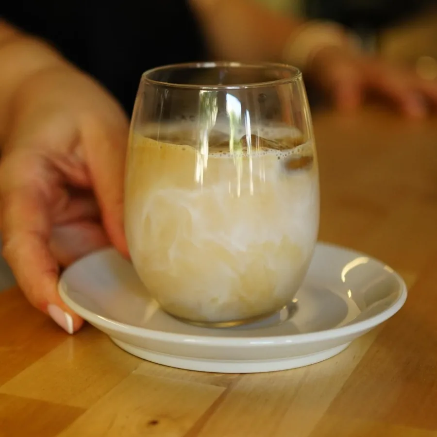 Un café con leche con hielo, recién servido en la barra