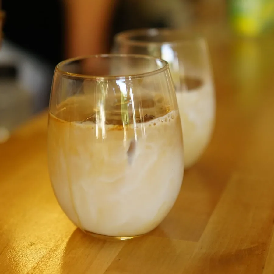 Dos cafés con leche con hielo sobre la barra